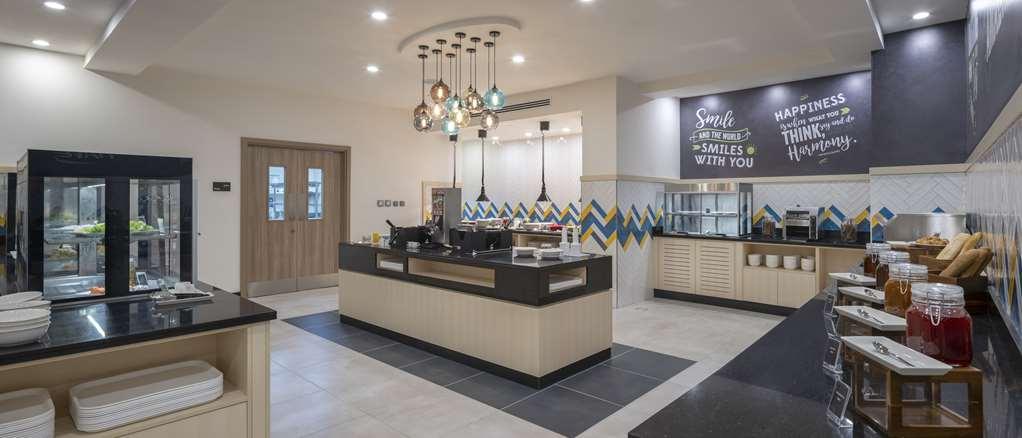 Отель Hampton By Hilton Doha Old Town Экстерьер фото