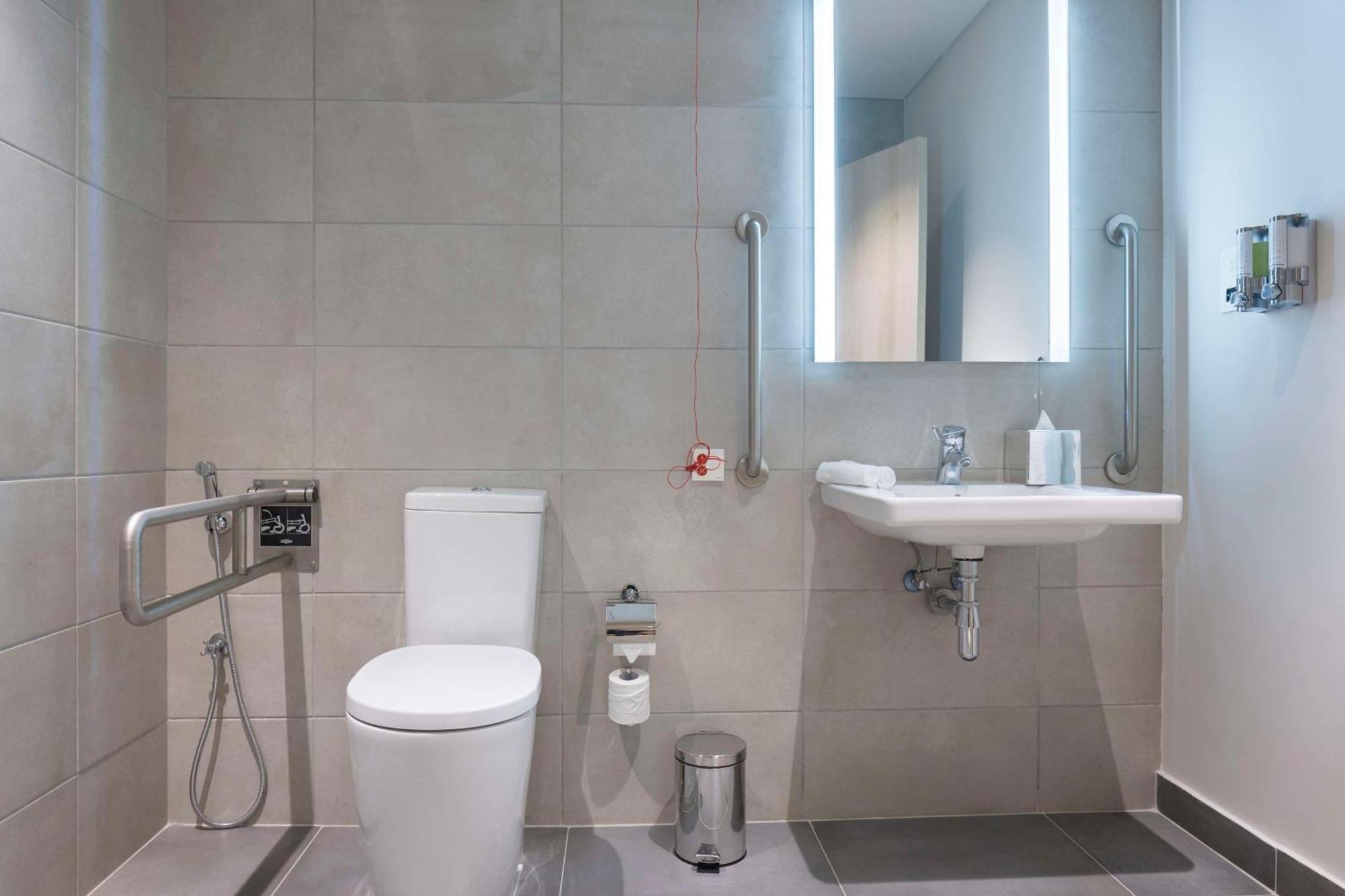Отель Hampton By Hilton Doha Old Town Экстерьер фото