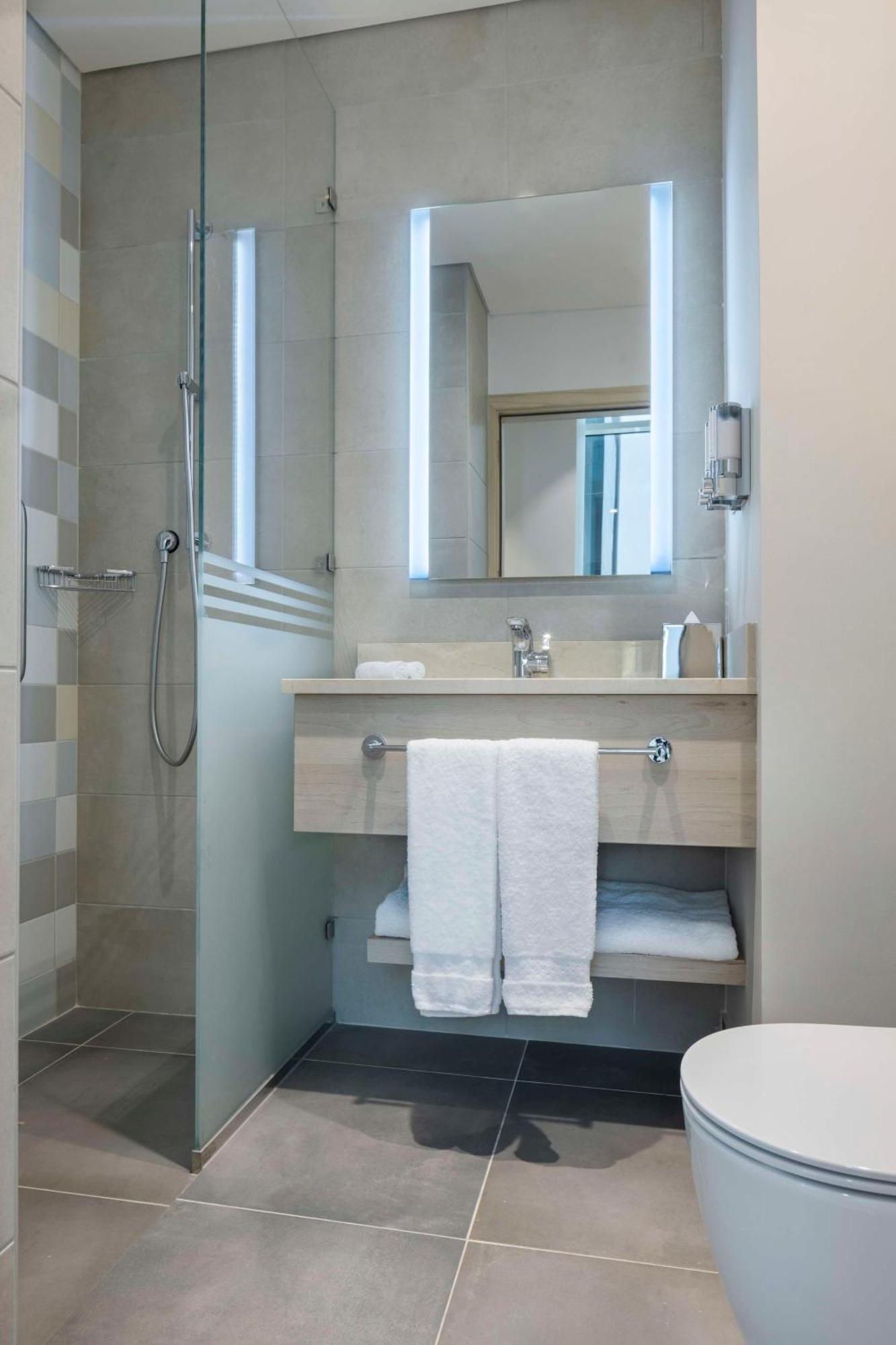 Отель Hampton By Hilton Doha Old Town Экстерьер фото