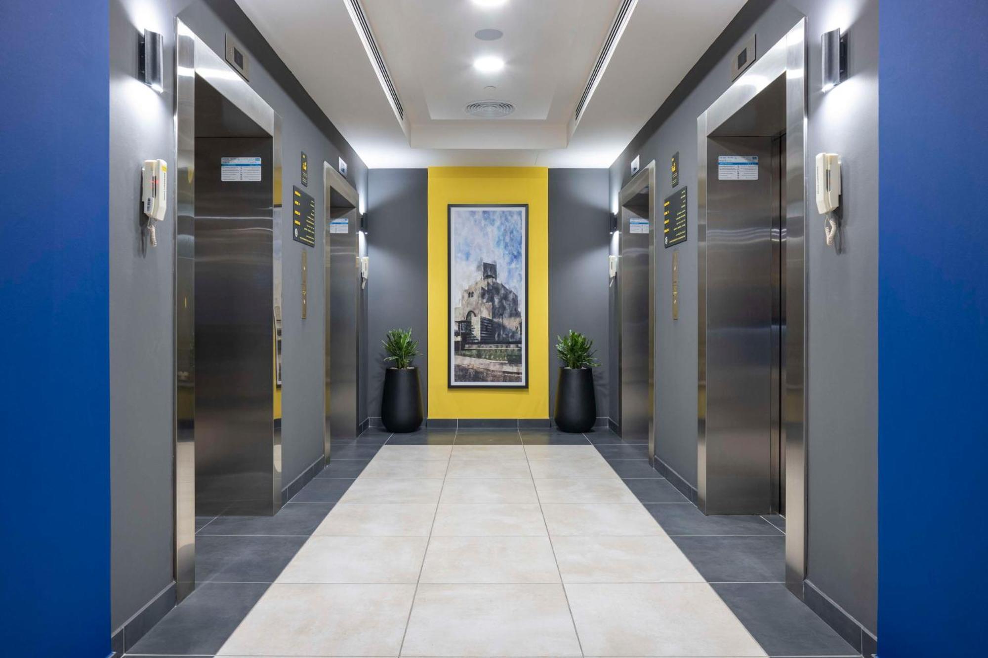 Отель Hampton By Hilton Doha Old Town Экстерьер фото