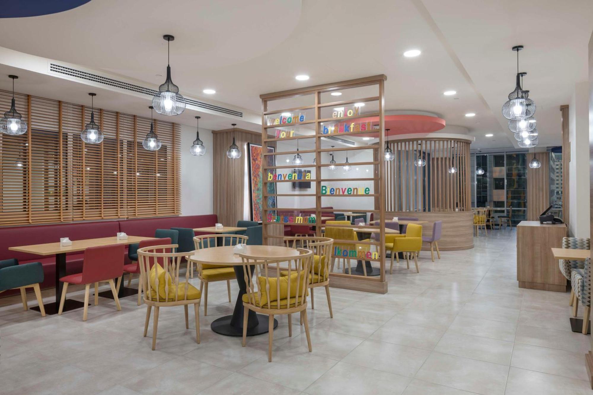 Отель Hampton By Hilton Doha Old Town Экстерьер фото