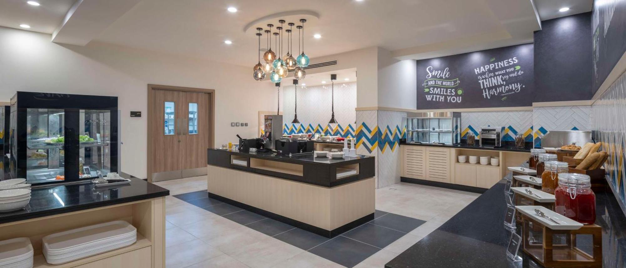 Отель Hampton By Hilton Doha Old Town Экстерьер фото
